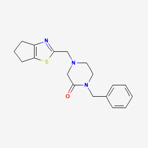 1-benzyl-4-({4H,5H,6H-cyclopenta[d][1,3]thiazol-2-yl}methyl)piperazin-2-one