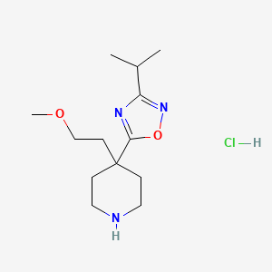 molecular formula C13H24ClN3O2 B2777837 5-[4-(2-Methoxyethyl)piperidin-4-yl]-3-propan-2-yl-1,2,4-oxadiazole;hydrochloride CAS No. 2241144-71-6