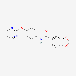 molecular formula C18H19N3O4 B2777959 N-((1r,4r)-4-(pyrimidin-2-yloxy)cyclohexyl)benzo[d][1,3]dioxole-5-carboxamide CAS No. 2034247-72-6
