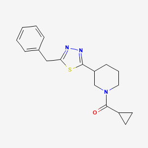 (3-(5-Benzyl-1,3,4-thiadiazol-2-yl)piperidin-1-yl)(cyclopropyl)methanone