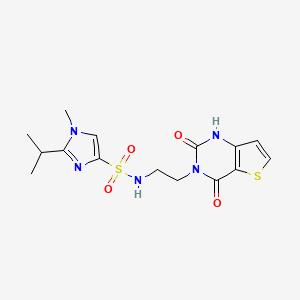 molecular formula C15H19N5O4S2 B2778892 N-(2-(2,4-二氧杂-1,2-二氢噻吩[3,2-d]嘧啶-3(4H)-基)乙基)-2-异丙基-1-甲基-1H-咪唑-4-磺酰胺 CAS No. 1903169-82-3