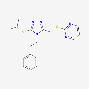 molecular formula C18H21N5S2 B2780792 2-(((5-(isopropylthio)-4-phenethyl-4H-1,2,4-triazol-3-yl)methyl)thio)pyrimidine CAS No. 868221-17-4