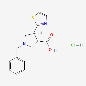 molecular formula C15H17ClN2O2S B2781256 (3S,4S)-1-苄基-4-(1,3-噻唑-2-基)吡咯烷-3-羧酸盐酸盐 CAS No. 2044706-21-8