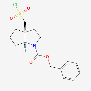 B2781264 Benzyl (3aS,6aR)-3a-(chlorosulfonylmethyl)-2,3,4,5,6,6a-hexahydrocyclopenta[b]pyrrole-1-carboxylate CAS No. 2137990-52-2
