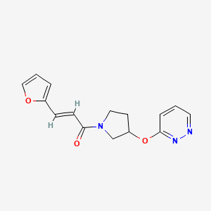 molecular formula C15H15N3O3 B2782582 (E)-3-(furan-2-yl)-1-(3-(pyridazin-3-yloxy)pyrrolidin-1-yl)prop-2-en-1-one CAS No. 2034752-51-5