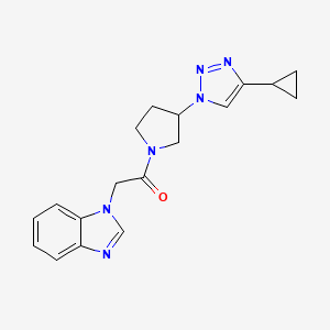 molecular formula C18H20N6O B2783118 2-(1H-benzo[d]imidazol-1-yl)-1-(3-(4-cyclopropyl-1H-1,2,3-triazol-1-yl)pyrrolidin-1-yl)ethanone CAS No. 2034223-24-8