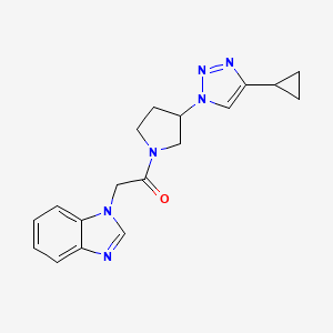 molecular formula C18H20N6O B2783118 2-(1H-苯并[d]咪唑-1-基)-1-(3-(4-环丙基-1H-1,2,3-三唑-1-基)吡咯啉-1-基)乙酮 CAS No. 2034223-24-8