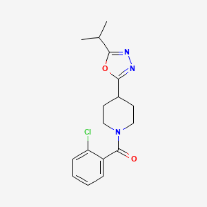 (2-Chlorophenyl)(4-(5-isopropyl-1,3,4-oxadiazol-2-yl)piperidin-1-yl)methanone