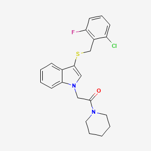 molecular formula C22H22ClFN2OS B2784858 2-(3-{[(2-CHLORO-6-FLUOROPHENYL)METHYL]SULFANYL}-1H-INDOL-1-YL)-1-(PIPERIDIN-1-YL)ETHAN-1-ONE CAS No. 878053-67-9