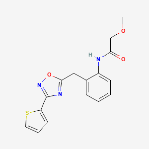 molecular formula C16H15N3O3S B2785112 2-甲氧基-N-(2-((3-(噻吩-2-基)-1,2,4-噁二唑-5-基)甲基)苯基)乙酰胺 CAS No. 1797139-87-7