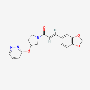 molecular formula C18H17N3O4 B2786329 (E)-3-(benzo[d][1,3]dioxol-5-yl)-1-(3-(pyridazin-3-yloxy)pyrrolidin-1-yl)prop-2-en-1-one CAS No. 2034885-53-3