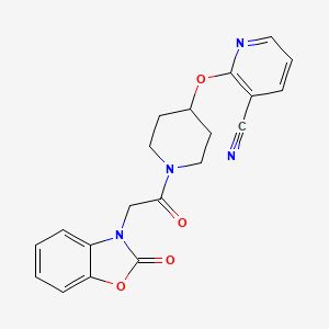 2-((1-(2-(2-oxobenzo[d]oxazol-3(2H)-yl)acetyl)piperidin-4-yl)oxy)nicotinonitrile