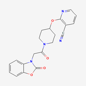 B2786512 2-((1-(2-(2-oxobenzo[d]oxazol-3(2H)-yl)acetyl)piperidin-4-yl)oxy)nicotinonitrile CAS No. 1797270-22-4