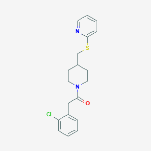 2-(2-Chlorophenyl)-1-(4-((pyridin-2-ylthio)methyl)piperidin-1-yl)ethanone