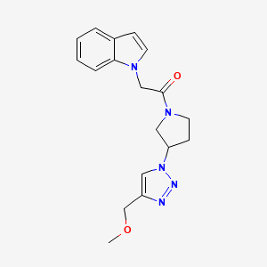 2-(1H-indol-1-yl)-1-(3-(4-(methoxymethyl)-1H-1,2,3-triazol-1-yl)pyrrolidin-1-yl)ethan-1-one