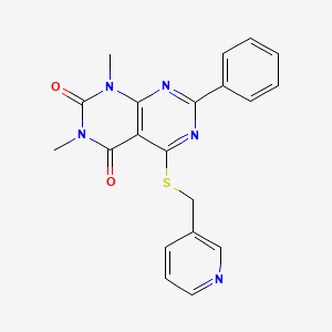 molecular formula C20H17N5O2S B2789695 1,3-Dimethyl-7-phenyl-5-(pyridin-3-ylmethylsulfanyl)pyrimido[4,5-d]pyrimidine-2,4-dione CAS No. 863003-47-8