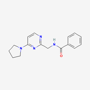 molecular formula C16H18N4O B2790431 N-((4-(pyrrolidin-1-yl)pyrimidin-2-yl)methyl)benzamide CAS No. 1797222-36-6