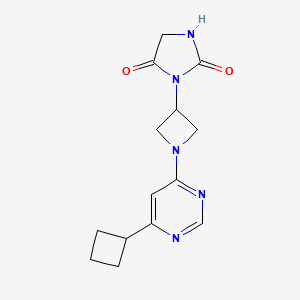B2791113 3-[1-(6-Cyclobutylpyrimidin-4-yl)azetidin-3-yl]imidazolidine-2,4-dione CAS No. 2380173-77-1