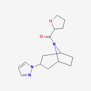 molecular formula C15H21N3O2 B2792310 ((1R,5S)-3-(1H-pyrazol-1-yl)-8-azabicyclo[3.2.1]octan-8-yl)(tetrahydrofuran-2-yl)methanone CAS No. 2320444-97-9