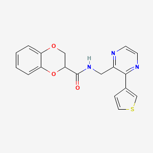 molecular formula C18H15N3O3S B2792938 N-((3-(thiophen-3-yl)pyrazin-2-yl)methyl)-2,3-dihydrobenzo[b][1,4]dioxine-2-carboxamide CAS No. 2034392-14-6