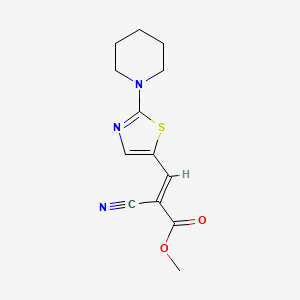 molecular formula C13H15N3O2S B2793490 甲酸甲酯 (E)-2-氰基-3-(2-哌啶基-1,3-噻唑-5-基)-2-丙烯酸酯 CAS No. 477868-73-8