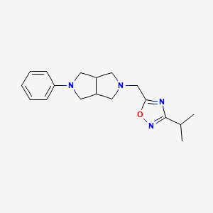molecular formula C18H24N4O B2793604 5-[(5-Phenyl-1,3,3a,4,6,6a-hexahydropyrrolo[3,4-c]pyrrol-2-yl)methyl]-3-propan-2-yl-1,2,4-oxadiazole CAS No. 2415623-17-3