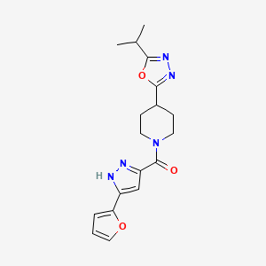 molecular formula C18H21N5O3 B2794093 (3-(furan-2-yl)-1H-pyrazol-5-yl)(4-(5-isopropyl-1,3,4-oxadiazol-2-yl)piperidin-1-yl)methanone CAS No. 1305321-44-1