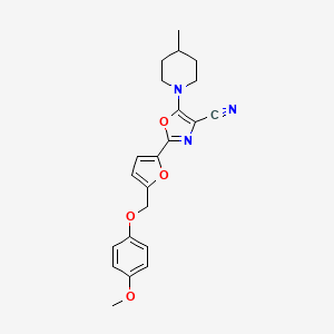 2-(5-((4-Methoxyphenoxy)methyl)furan-2-yl)-5-(4-methylpiperidin-1-yl)oxazole-4-carbonitrile
