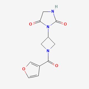 molecular formula C11H11N3O4 B2795775 3-(1-(呋喃-3-甲酰)氮杂环丁烷-3-基)咪唑烷-2,4-二酮 CAS No. 2034269-30-0