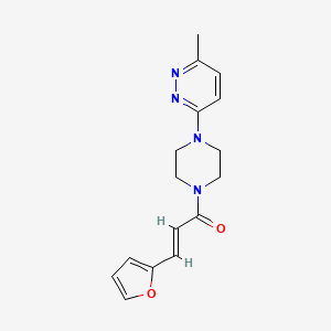 molecular formula C16H18N4O2 B2797238 (E)-3-(呋喃-2-基)-1-(4-(6-甲基吡啶并[3,2-c]吡嗪-3-基)哌嗪-1-基)丙-2-烯-1-酮 CAS No. 1251711-11-1