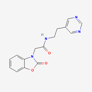molecular formula C15H14N4O3 B2797467 2-(2-氧基苯并[d]噁唑-3(2H)-基)-N-(2-(嘧啶-5-基)乙基)乙酰胺 CAS No. 2034446-49-4