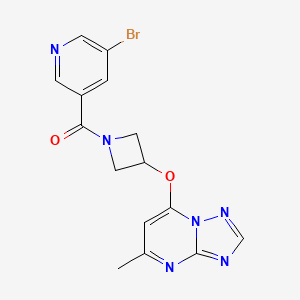 molecular formula C15H13BrN6O2 B2800976 3-溴-5-[3-({5-甲基-[1,2,4]三唑并[1,5-a]嘧啶-7-基}氧基)氮杂-双环丁烷-1-甲酰基]吡啶 CAS No. 2097858-99-4