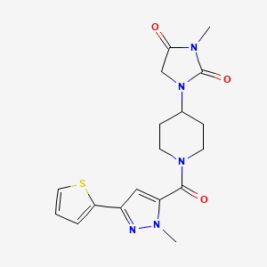 molecular formula C18H21N5O3S B2801828 3-methyl-1-(1-(1-methyl-3-(thiophen-2-yl)-1H-pyrazole-5-carbonyl)piperidin-4-yl)imidazolidine-2,4-dione CAS No. 2176270-59-8