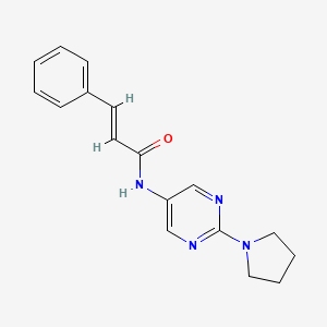 molecular formula C17H18N4O B2802241 N-(2-(吡咯啉-1-基)嘧啶-5-基)肉桂酰胺 CAS No. 1396890-88-2