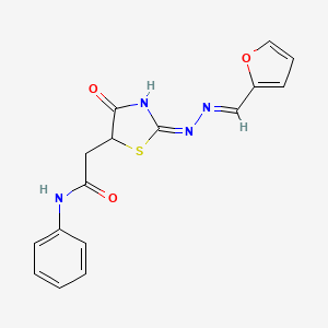 molecular formula C16H14N4O3S B2802301 2-{2-[(2-呋喃基甲亚)肼基]-4-酮-1,3-噻唑烷-5-基}-N-苯基乙酰胺 CAS No. 431066-54-5