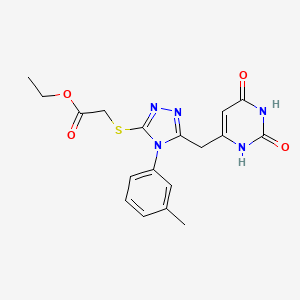 molecular formula C18H19N5O4S B2802714 乙酸2-((5-((2,6-二氧代-1,2,3,6-四氢嘧啶-4-基)甲基)-4-(间甲苯基)-4H-1,2,4-三唑-3-基)硫)酯 CAS No. 852048-00-1
