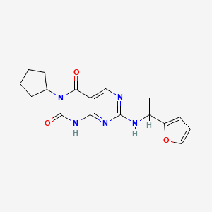 molecular formula C17H19N5O3 B2803060 3-环戊基-7-{[1-(2-呋喃)乙基]氨基}嘧啶并[4,5-d]嘧啶-2,4(1H,3H)-二酮 CAS No. 1396857-35-4