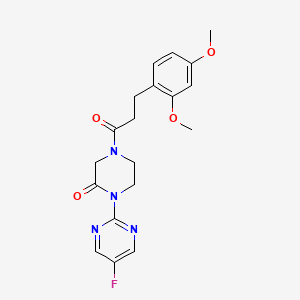 4-[3-(2,4-Dimethoxyphenyl)propanoyl]-1-(5-fluoropyrimidin-2-yl)piperazin-2-one