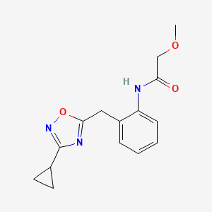 molecular formula C15H17N3O3 B2804587 N-(2-((3-cyclopropyl-1,2,4-oxadiazol-5-yl)methyl)phenyl)-2-methoxyacetamide CAS No. 1797962-30-1