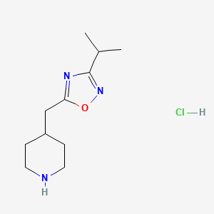 4-{[3-(Propan-2-yl)-1,2,4-oxadiazol-5-yl]methyl}piperidine hydrochloride