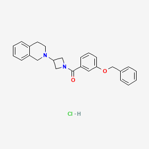 molecular formula C26H27ClN2O2 B2805875 (3-(苄氧基)苯基)(3-(3,4-二氢异喹啉-2(1H)-基)氮杂环丁烷-1-基)甲酮盐酸盐 CAS No. 2034307-40-7