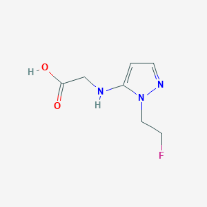 molecular formula C7H10FN3O2 B2805937 2-[[2-(2-Fluoroethyl)pyrazol-3-yl]amino]acetic acid CAS No. 2247207-13-0