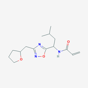molecular formula C15H23N3O3 B2806024 N-[3-Methyl-1-[3-(oxolan-2-ylmethyl)-1,2,4-oxadiazol-5-yl]butyl]prop-2-enamide CAS No. 2305450-10-4