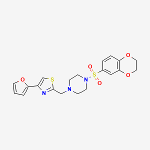 molecular formula C20H21N3O5S2 B2806126 2-((4-((2,3-二氢苯并[b][1,4]二氧杂环己烷-6-基)磺酰基)哌嗪-1-基)甲基)-4-(呋喃-2-基)噻唑 CAS No. 1105216-49-6