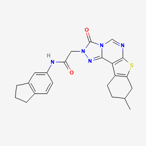 N-(2,3-dihydro-1H-inden-5-yl)-2-{13-methyl-5-oxo-10-thia-3,4,6,8-tetraazatetracyclo[7.7.0.0^{2,6}.0^{11,16}]hexadeca-1(9),2,7,11(16)-tetraen-4-yl}acetamide