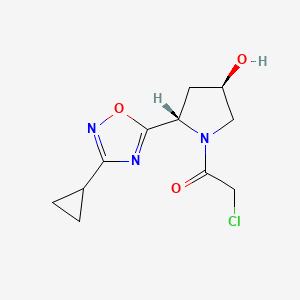 molecular formula C11H14ClN3O3 B2807923 2-Chloro-1-[(2S,4R)-2-(3-cyclopropyl-1,2,4-oxadiazol-5-yl)-4-hydroxypyrrolidin-1-yl]ethanone CAS No. 2411178-76-0