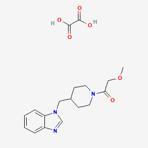 molecular formula C18H23N3O6 B2809450 1-(4-((1H-benzo[d]imidazol-1-yl)methyl)piperidin-1-yl)-2-methoxyethanone oxalate CAS No. 1396673-71-4