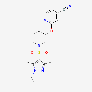 molecular formula C18H23N5O3S B2809676 2-((1-((1-ethyl-3,5-dimethyl-1H-pyrazol-4-yl)sulfonyl)piperidin-3-yl)oxy)isonicotinonitrile CAS No. 2034432-79-4