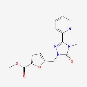 molecular formula C15H14N4O4 B2810076 甲酸甲酯5-((4-甲基-5-氧代-3-(吡啶-2-基)-4,5-二氢-1H-1,2,4-三唑-1-基)甲基)呋喃-2-甲酸酯 CAS No. 1788829-39-9