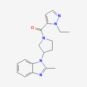 molecular formula C18H21N5O B2810155 (1-ethyl-1H-pyrazol-5-yl)(3-(2-methyl-1H-benzo[d]imidazol-1-yl)pyrrolidin-1-yl)methanone CAS No. 2034386-14-4